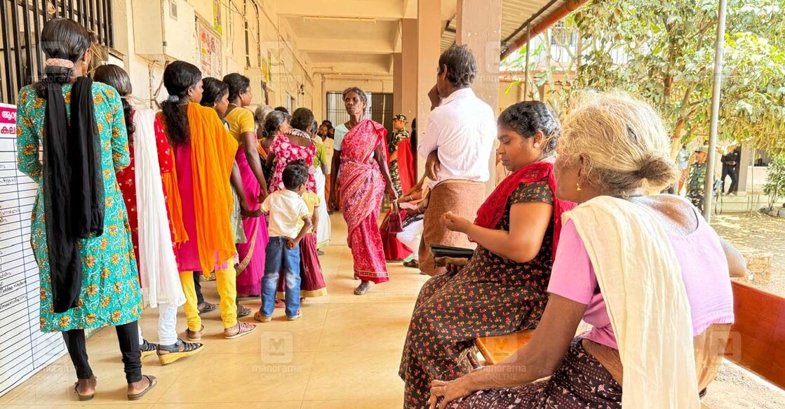 voting-kannur-Aralam-2604 കണ്ണൂർ ആറളം ഫാം ഹൈസ്കൂളിലെ ബൂത്തിൽ എത്തിയ പ്രായം കൂടിയ സ്ത്രി വോട്ട് ചെയ്യാൻ കാത്തിരിക്കുന്നു. ചിത്രം: ഹരിലാൽ ∙ മനോരമ