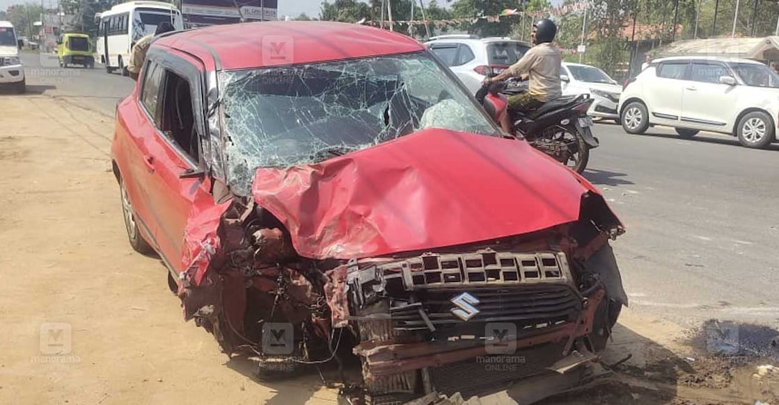car-accident-alappuzha അപകടത്തിൽ തകർന്ന കാർ