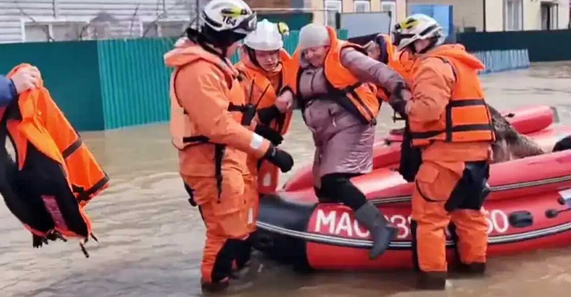 russia-flood അണക്കെട്ട് തകർന്നതിനെ തുടർന്നുണ്ടായ വെള്ളപ്പൊക്കത്തിൽ കുടുങ്ങിയവരെ രക്ഷപ്പെടുത്തുന്നു (Photo credit: AFP)