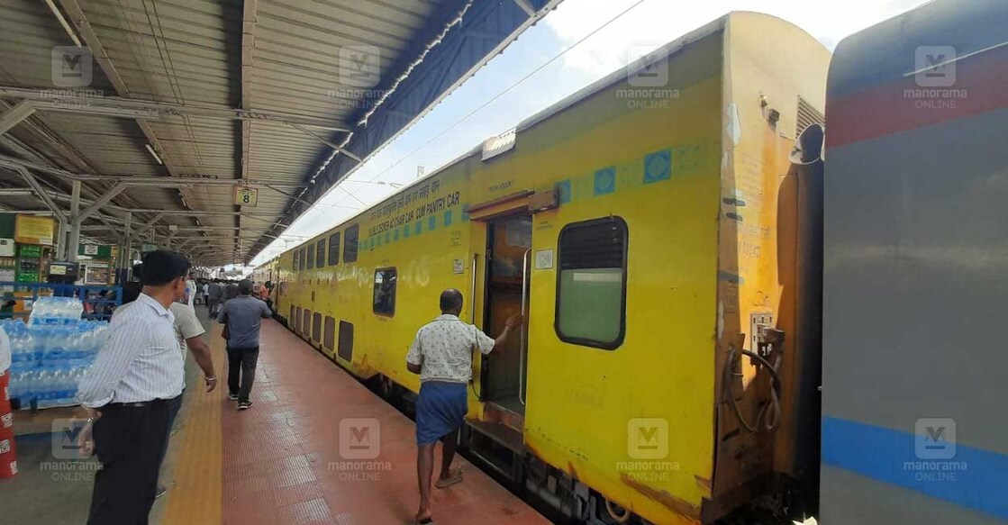 double-decker പാലക്കാട് റെയിൽവേ സ്റ്റേഷനിൽ പരീക്ഷണ ഓട്ടത്തിന്റെ ഭാഗമായി എത്തിയ ഉദയ് ഡബിൾ ഡെക്കർ ട്രെയിൻ