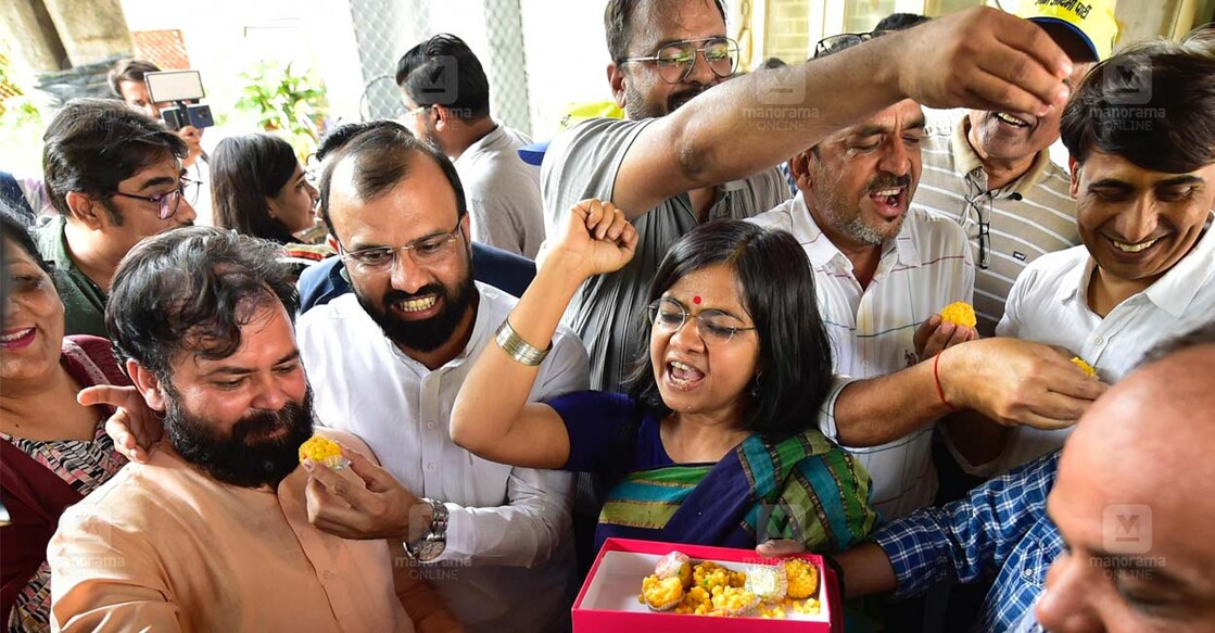 അരവിന്ദ് കേജ്‌രിവാളിനു ജാമ്യം ലഭിച്ചതിൽ ആഹ്ലാദ പ്രകടനം നടത്തുന്ന പാർട്ടി പ്രവർത്തകർ. ചിത്രം: രാഹുൽ ആര്‍. പട്ടം/ മനോരമ