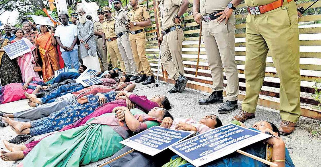 പുതിയ ഡ്രൈവിങ് ടെസ്റ്റ് രീതിയിൽ പ്രതിഷേധിച്ച് തിരുവനന്തപുരം മുട്ടത്തറയിലെ മോട്ടർ വാഹനവകുപ്പിന്റെ ഓട്ടോമേറ്റഡ് ഡ്രൈവിങ് ടെസ്റ്റ് സെന്ററിനു മുന്നിൽ വിവിധ തൊഴിലാളി സംഘടനകളുടെ നേതൃത്വത്തിൽ നടന്ന സമരം. ചിത്രം: ശ്രീലക്ഷ്മി ശിവദാസ് / മനോരമ