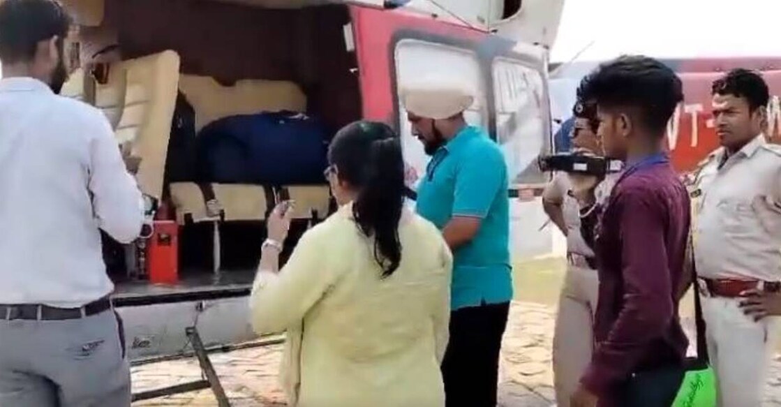 മല്ലികാർജുൻ ഖർഗെയുടെ ഹെലികോപ്റ്റർ ഉദ്യോഗസ്ഥർ പരിശോധിക്കുന്നു. Photo-RajeshRathorre/X