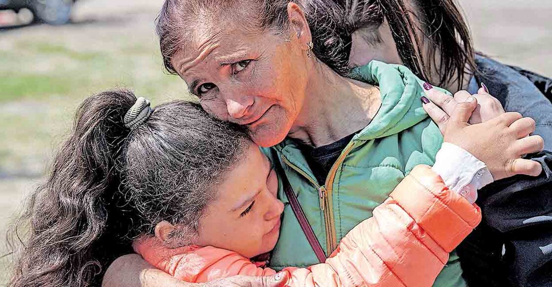 russia-ukraine-war-victims യുക്രെയ്നിൽ ഹർകീവ് പ്രദേശത്തു റഷ്യ ആക്രമണം തുടങ്ങിയതോടെ കുടിയൊഴിപ്പിക്കപ്പെട്ട ഒക്സാന (42) മകൾ ക്രിസ്റ്റീനയെ (11) ആശ്വസിപ്പിക്കുന്നു. ഒക്സാനയുടെ ഭർത്താവ് കഴിഞ്ഞ ദിവസമുണ്ടായ ആക്രമണത്തിൽ കൊല്ലപ്പെട്ടിരുന്നു. ചിത്രം: എപി