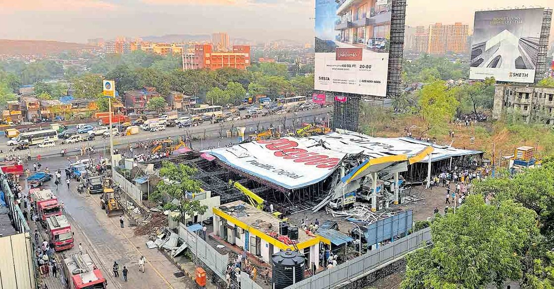 കനത്ത മഴയിലും പൊടിക്കാറ്റിലും മുംബൈയിൽ ഘാട്കോപ്പറിലെ ചെഡ്ഡാ നഗറിൽ 100 അടി ഉയരത്തിൽ സ്ഥാപിച്ച പരസ്യ ബോർഡ് പെട്രോൾ പമ്പിനു മുകളിലേക്കു തകർന്നുവീണപ്പോൾ.