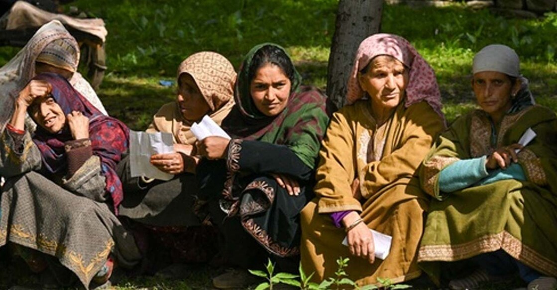 kashmir-vote ജമ്മു കശ്മീരിൽ വോട്ട് ചെയ്യുന്നതിനായികാത്തിരിക്കുന്ന സ്ത്രീകൾ. ചിത്രം: എഎഫ്പി