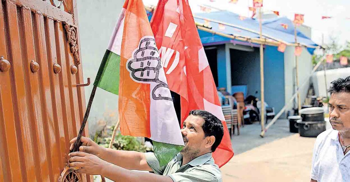 ബൊണയ് മണ്ഡലത്തിലെ സിപിഎം സ്ഥാനാർഥിയും നിലവിലെ ഏക സിപിഎം എംഎൽഎയുമായ ലക്ഷ്മൺ മുണ്ടയുടെ തിരഞ്ഞെടുപ്പ് കമ്മറ്റി ഓഫിസിനു മുൻപിൽ കോൺഗ്രസ് –സിപിഎം കൊടികൾ ഒരുമിച്ച് സ്ഥാപിക്കുന്നു. ചിത്രം: വിഷ്ണു വി.നായർ/ മനോരമ