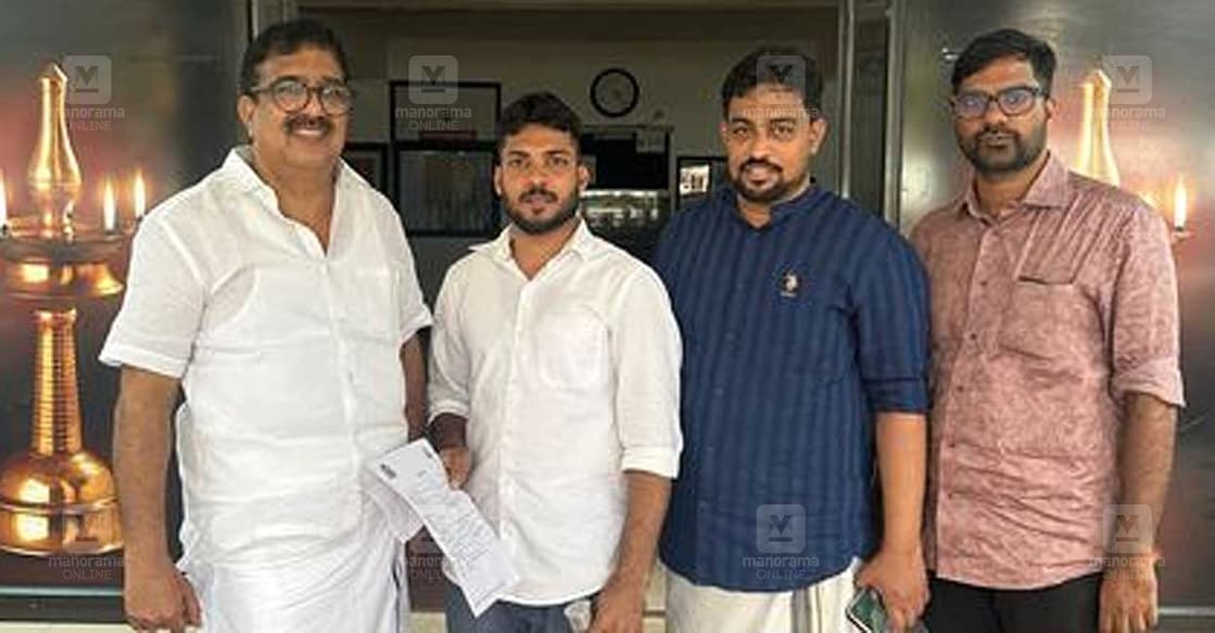 parakkal-abdullah-quasim പാറക്കൽ അബ്ദുല്ലയും ഖാസിമും പരാതി നൽകാൻ എത്തിയപ്പോൾ.
