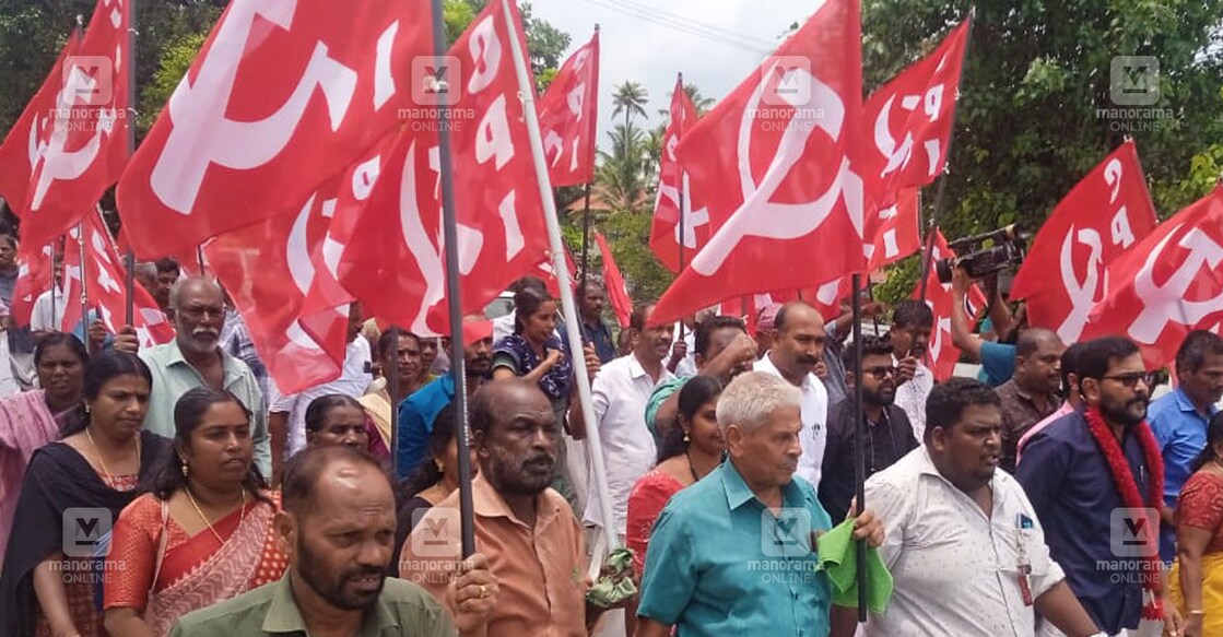 രാമങ്കരി പഞ്ചായത്തിൽ അവിശ്വാസം പാസായതിനെ തുടർന്നു രാജിവച്ച പ്രസിഡൻ്റ് രാജേന്ദ്രകുമാറും അനുകൂലികളും സിപിഐ പ്രവർത്തകരും നടത്തിയ പ്രകടനം.