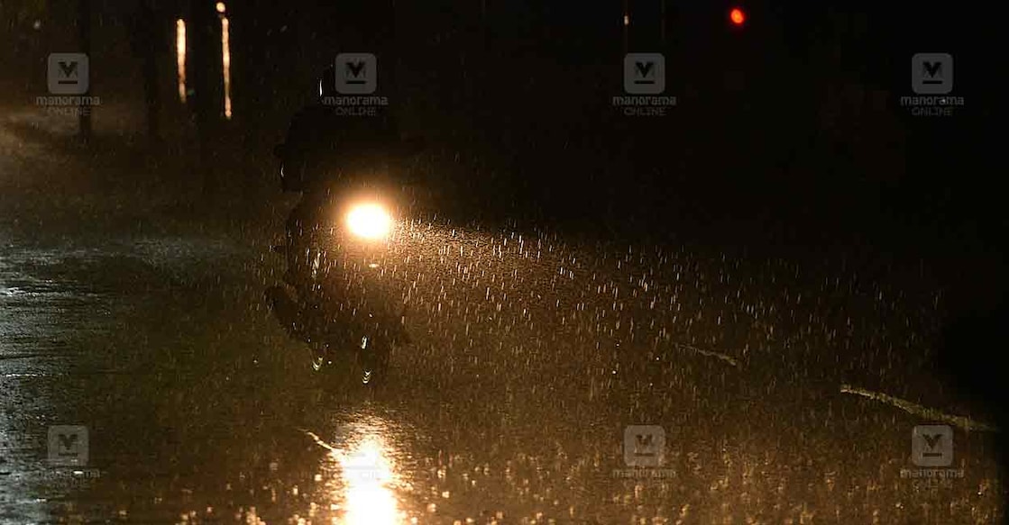 കോഴിക്കോട് നഗരത്തിൽ കഴിഞ്ഞദിവസം രാത്രി പെയ്ത വേനൽ മഴ. ചിത്രം: സജീഷ് ശങ്കർ/മനോരമ 