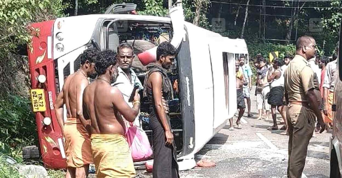  ശബരിമല തീർഥാടകർ സഞ്ചരിച്ച മിനിബസ് അപകടത്തിൽപ്പെട്ടപ്പോൾ. ചിത്രം: മനോരമ