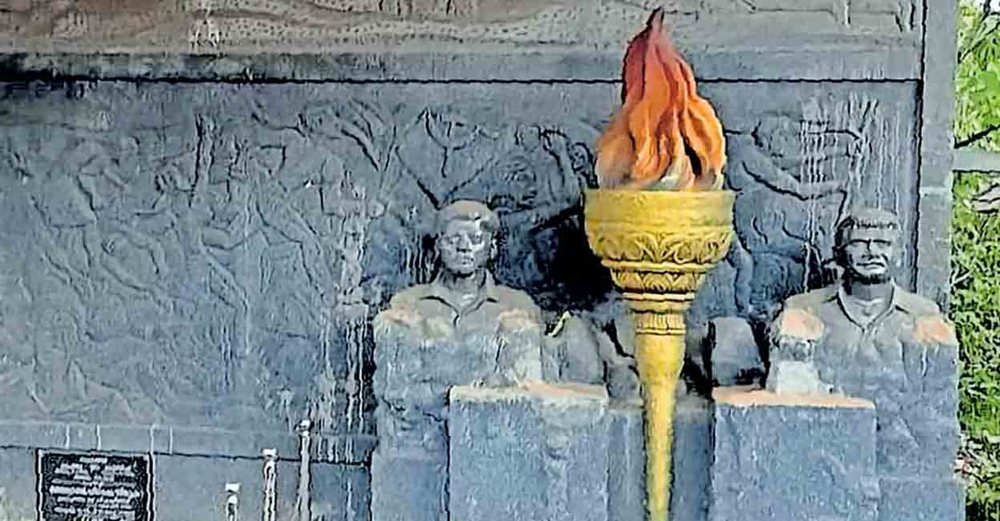 shyju-subeesh-memorial ബോംബ് നിർമാണത്തിനിടെയുണ്ടായ സ്ഫോടനത്തിൽ കൊല്ലപ്പെട്ട സിപിഎം പ്രവർത്തകരായ ഷൈജു, സുബീഷ് എന്നിവരുടെ സ്മരണയിൽ പാനൂർ ചെറ്റക്കണ്ടി തെക്കുംമുറി എകെജി നഗറിൽ നിർമിച്ച സ്മൃതി മണ്ഡപം.