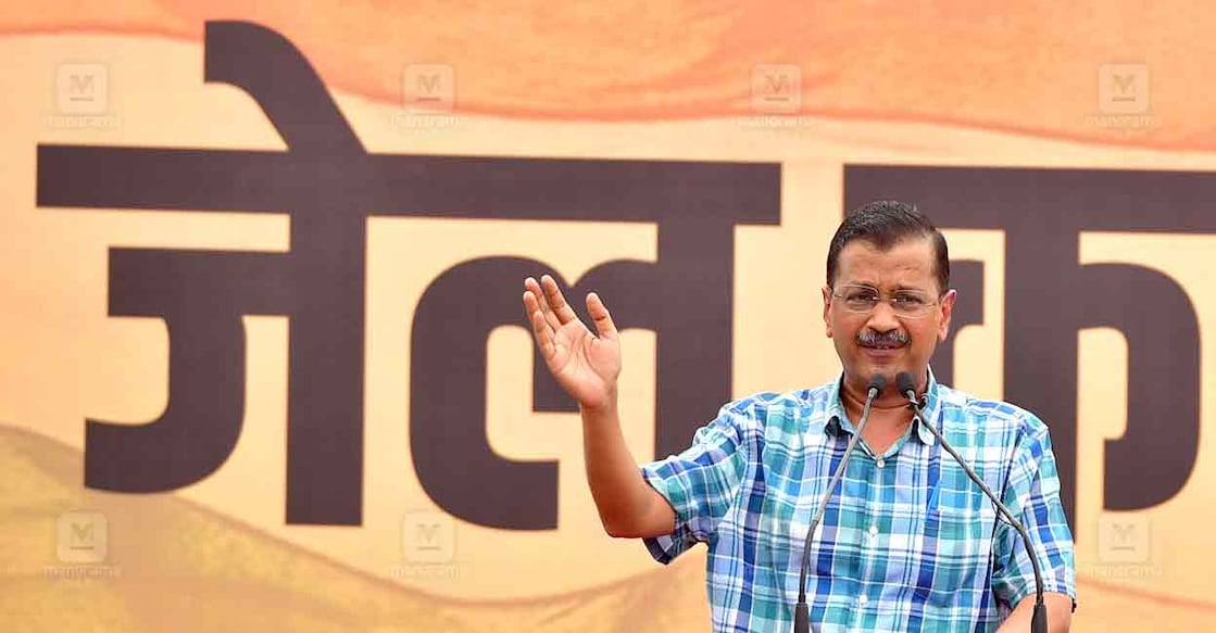kejriwal ബിജെപി ആസ്ഥാനത്തേക്ക് നടത്തിയ മാർച്ചിനു മുന്നോടിയായി ആംആദ്മി ആസ്ഥാനത്ത് പ്രസംഗിക്കുന്ന ഡൽഹി മുഖ്യമന്ത്രി അരവിന്ദ് കേജ്രിവാൾ. ചിത്രം: ജോസ്കുട്ടി പനയ്ക്കൽ∙ മനോരമ