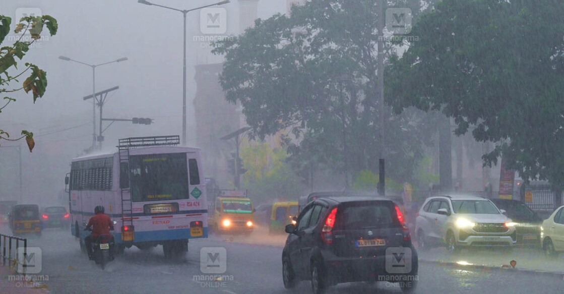 കടുത്ത വേനലിനു ആശ്വാസമായി തിരുവനന്തപുരം നഗരത്തിൽ പെയ്ത മഴ. ചിത്രം : ശ്രീലക്ഷ്മി ശിവദാസ് ∙ മനോരമ