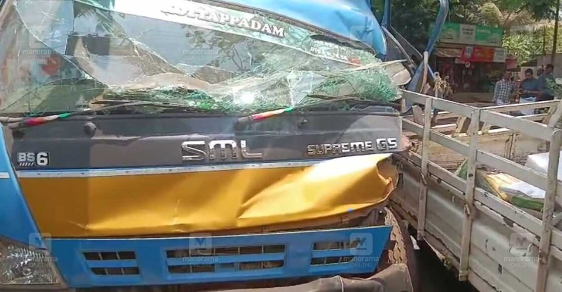 പിക്കപ്പ് വാൻ കാറിനു പിന്നിലെ മിനിലോറിയിൽ ഇടിച്ചപ്പോൾ