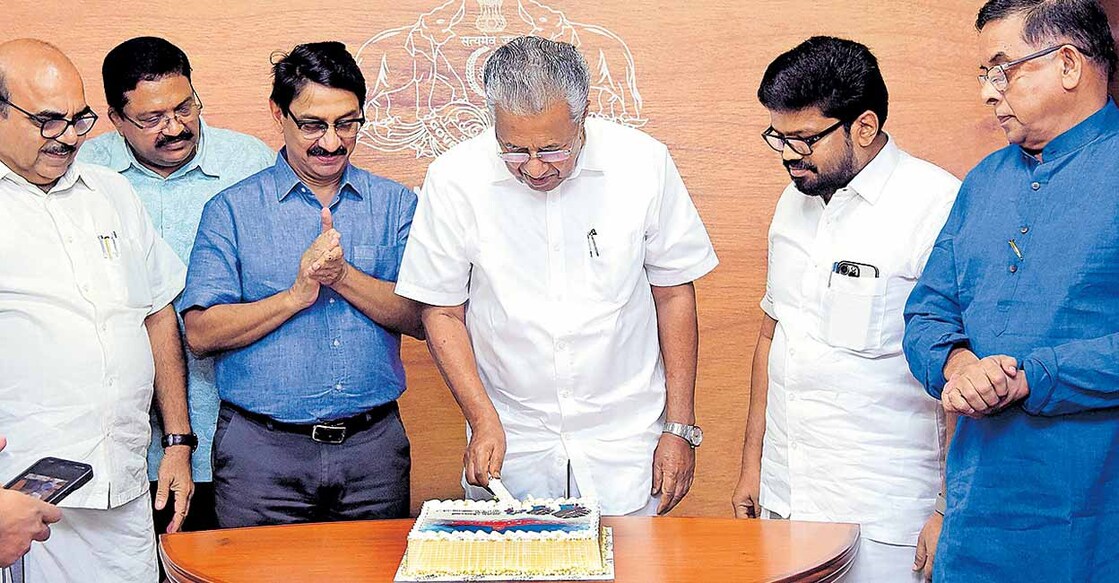 മന്ത്രിസഭയുടെ മൂന്നാം വാർഷികത്തോടനുബന്ധിച്ച് സെക്രട്ടേറിയറ്റിൽ മുഖ്യമന്ത്രി പിണറായി വിജയൻ കേക്ക് മുറിക്കുന്നു. പൊളിറ്റിക്കൽ സെക്രട്ടറി പി.ശശി, ചീഫ് സെക്രട്ടറി ഡോ.വി.വേണു, പ്രൈവറ്റ് സെക്രട്ടറി കെ.കെ.രാഗേഷ്, മീഡിയ സെക്രട്ടറി പ്രഭാവർമ തുടങ്ങിയവർ സമീപം.