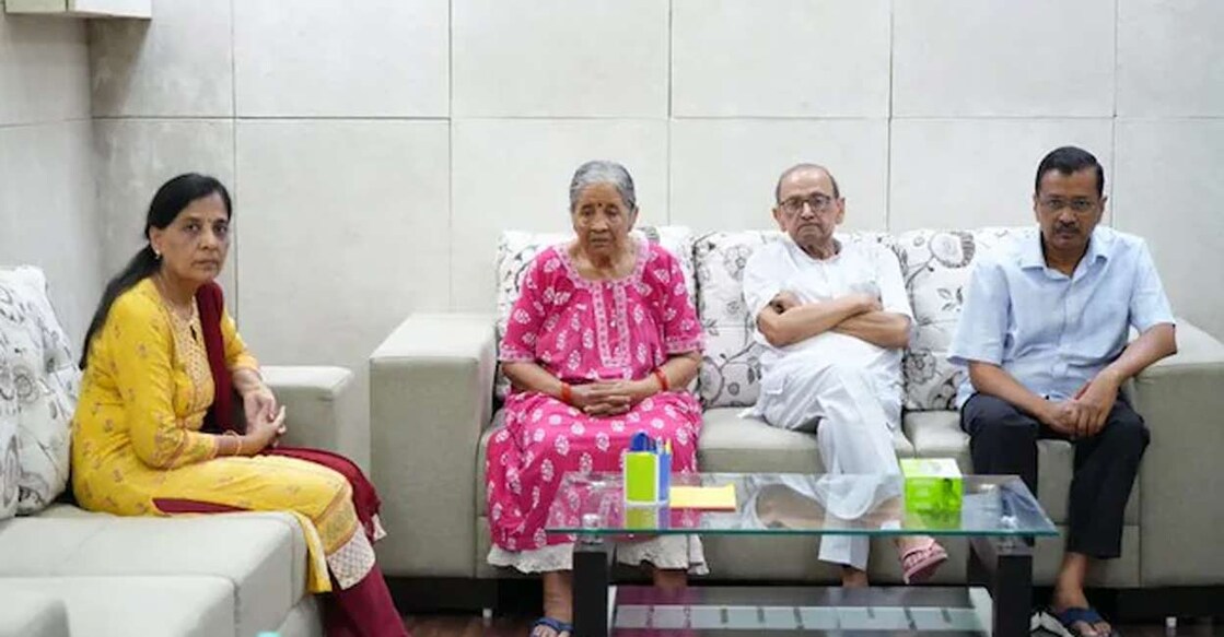 arvind-kejriwal-parents-2305 അരവിന്ദ് കേജ്രിവാൾ ഭാര്യയ്ക്കും മാതാപിതാക്കൾക്കുമൊപ്പം