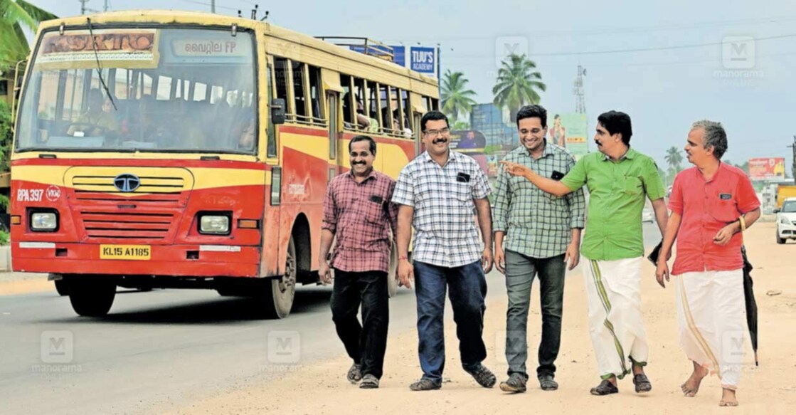 ബസുകളുടെ ചില്ലു തകർത്ത ക്രിക്കറ്റ് കളിയിലെ ബിജു, വേലായുധൻ തമ്പി, രാജേഷ് രാമകൃഷ്ണൻ, അനിൽകുമാർ, ഡോ. മനോജ് ശങ്കരനാരായണൻ എന്നിവർ 
ഹരിപ്പാട് തെക്കേനടയിൽ.    ചിത്രം: നിഖിൽരാജ് / മനോരമ