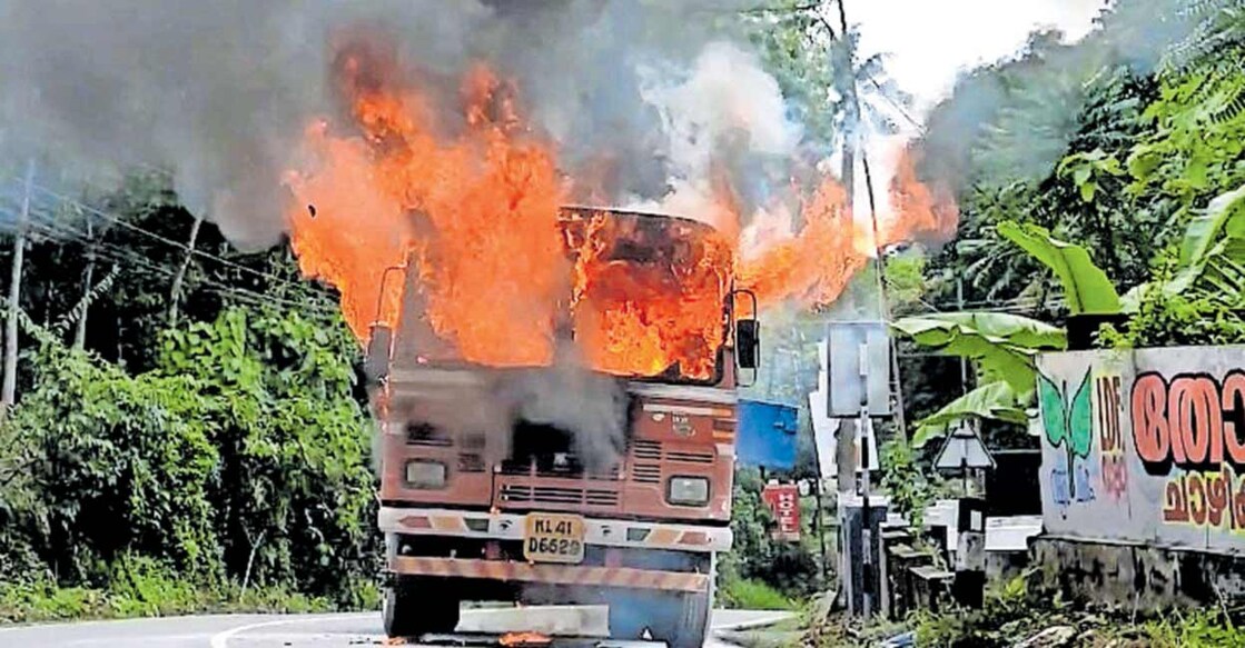 tanker-lorry-fire കോട്ടയം– എറണാകുളം റോഡിൽ മുട്ടുചിറ ആറാംമൈലിൽ പെട്രോൾ ടാങ്കർ ലോറിക്കു തീ പിടിച്ചപ്പോൾ.