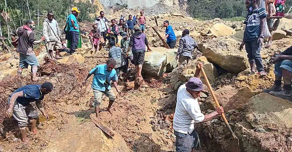 പാപുവ ഗിനിയിൽ മണ്ണിടിച്ചിലുണ്ടായ സ്ഥലത്ത് തിരച്ചിൽ നടത്തുന്നവർ. ചിത്രം: എഎഫ്പി 