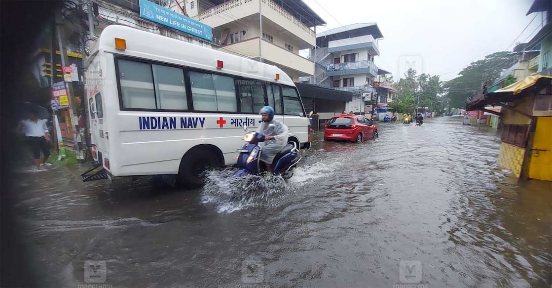 കനത്ത മഴയിൽ എറണാകുളം നഗരത്തിൽ വെള്ളം കയറിയപ്പോൾ