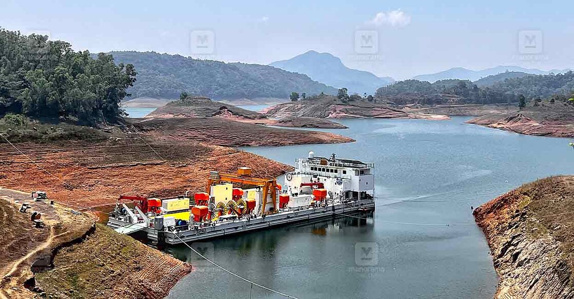 ജലനിരപ്പ് കുറഞ്ഞ ഇടുക്കി അണക്കെട്ട്. കുളമാവിൽ നിന്നുളള ദൃശ്യം. ചിത്രം: റെജു അർണോൾഡ് / മനോരമ