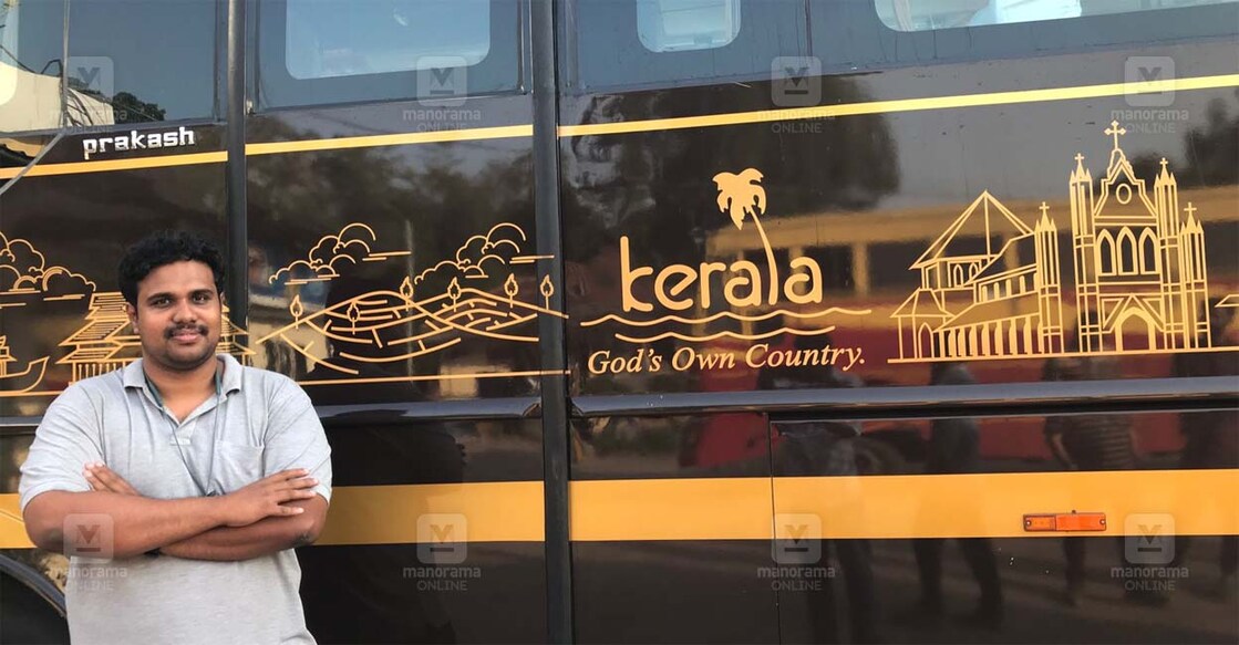 നവകേരള ബസില്‍ യാത്ര ചെയ്യുന്ന അജിൻ. (Photo: Arun Varghese / Manorama Online) 