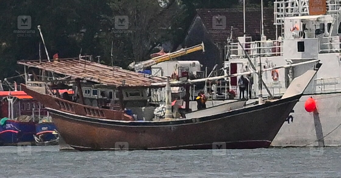 ഇറാനിയൻ മത്സ്യബന്ധന ബോട്ട് ഇന്ത്യൻ കോസ്റ്റ് ഗാർഡ് പിടികൂടികൊച്ചി കോസ്റ്റ്  ഗാർഡ് ആസ്ഥാനത്ത് കൊണ്ടുവന്നപ്പോൾ. ചിത്രം:ഇ.വി.ശ്രീകുമാർ∙മനോരമ