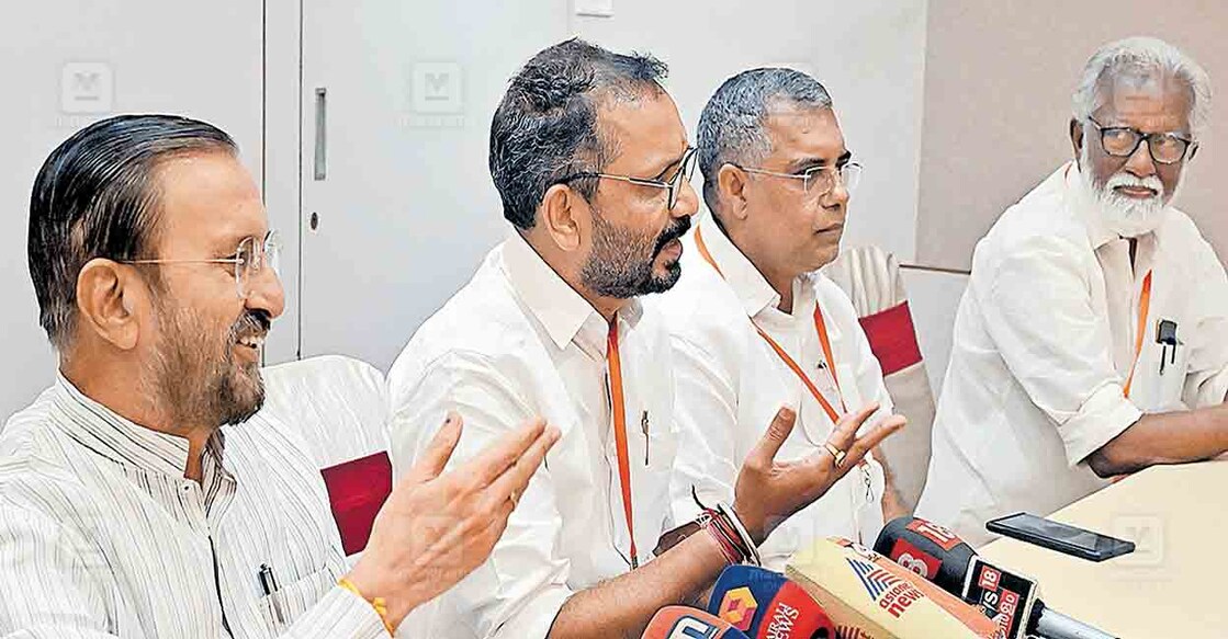 bjp-leaders തിരുവനന്തപുരത്ത് ബിജെപി സംസ്ഥാന നേതൃയോഗത്തിന്റെ ഭാഗമായി പ്രഭാരി പ്രകാശ് ജാവഡേക്കർ, സംസ്ഥാന പ്രസിഡന്റ് കെ.സുരേന്ദ്രൻ, എ.പി.അബ്ദുല്ലക്കുട്ടി, കുമ്മനം രാജശേഖരൻ എന്നിവർ പത്രസമ്മേളനത്തിൽ. ചിത്രം: മനോരമ