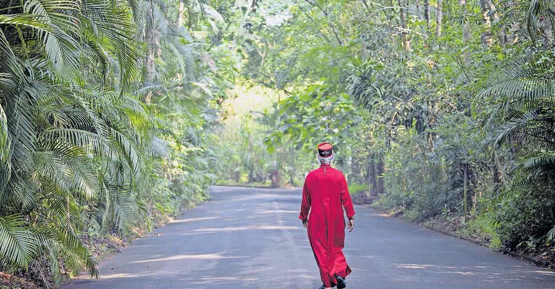 Mor-Athanasius-Yohan-5 തിരുവല്ല കുറ്റപ്പുഴയിലെ ബിലീവേഴ്സ് സഭാ ആസ്ഥാനമായ സെന്റ് തോമസ് നഗറിലെ വനസമാനമായ പച്ചപ്പിനിടയിലൂടെ ഡോ. മാർ അത്തനേഷ്യസ് യോഹാൻ മെത്രാപ്പൊലീത്ത. (ഫയൽ ചിത്രം).