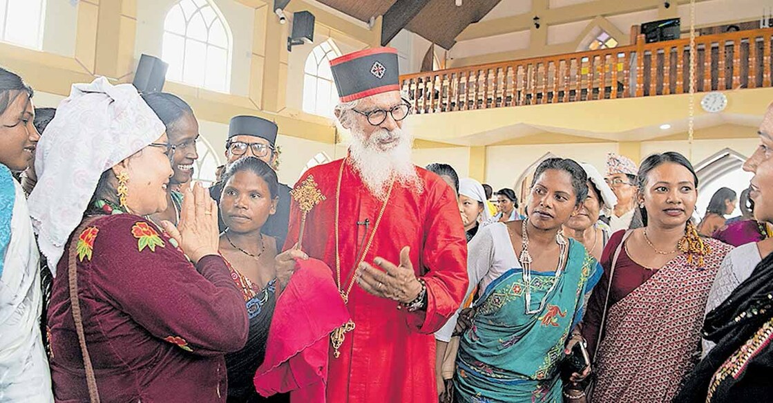 Mor-Athanasius-Yohan-8 നേപ്പാളിലെ സഭാ വിശ്വാസികൾക്കൊപ്പം മാർ അത്തനേഷ്യസ് യോഹാൻ മെത്രാപ്പൊലീത്ത. (ഫയൽ ചിത്രം)