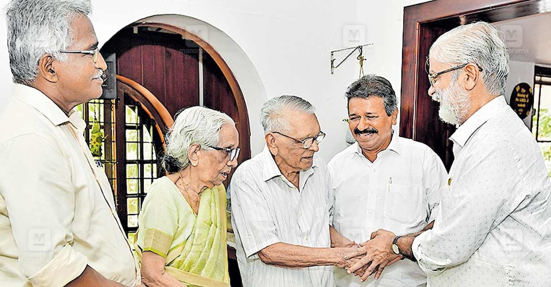 mc-john1 സിഎംഎസ് കോളജിലെ പൂർവവിദ്യാർഥികളായ കെ.സുരേഷ് കുറുപ്പ്, ജോർജ് സെബാസ്റ്റ്യൻ, കുര്യൻ തോമസ് എന്നിവർ കോളജ് പ്രിൻസിപ്പലായിരുന്ന റവ. എം.സി.ജോണിനെ കാണാനെത്തിയപ്പോൾ. എം.സി.ജോണിന്റെ ഭാര്യ മേരി ജോൺ സമീപം. ചിത്രം: മനോരമ