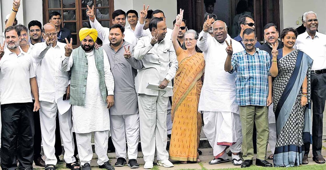 india-alliance-leaders ഒറ്റക്കെട്ടായ്: കോൺഗ്രസ് അധ്യക്ഷൻ മല്ലികാർജുൻ ഖർഗെയുടെ ഡൽഹിയിലെ വസതിയിൽ ചേർന്ന ഇന്ത്യാസഖ്യത്തിന്റെ യോഗത്തിനു ശേഷം പുറത്തേക്കു വന്ന നേതാക്കൾ മാധ്യമങ്ങളെ അഭിവാദ്യം ചെയ്യുന്നു. രാഹുൽ ഗാന്ധി, ശരദ് പവാർ, ഭഗവന്ത് മാൻ, തേജസ്വി യാദവ്, ടി.ആർ.ബാലു, സോണിയ ഗാന്ധി, മല്ലികാർജുൻ ഖർഗെ, അരവിന്ദ് കേജ്രിവാൾ, സഞ്ജയ് സിങ്, കൽപന സോറൻ, ഡി. രാജ, തുടങ്ങിയവർ സമീപം. ചിത്രം: രാഹുൽ ആർ. പട്ടം / മനോരമ