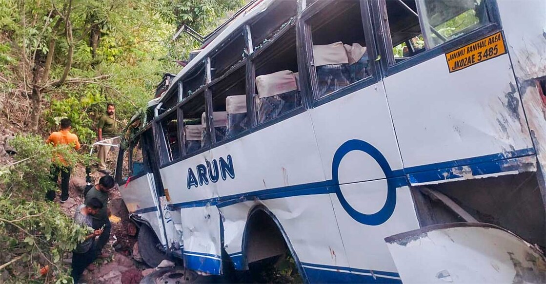 terrorist-attack-jammu-kashmir ഭീകരാക്രമണത്തെ തുടർന്ന് നിയന്ത്രണം വിട്ട് കൊക്കയിലേക്കു പതിച്ച ബസ് (പിടിഐ ചിത്രം)