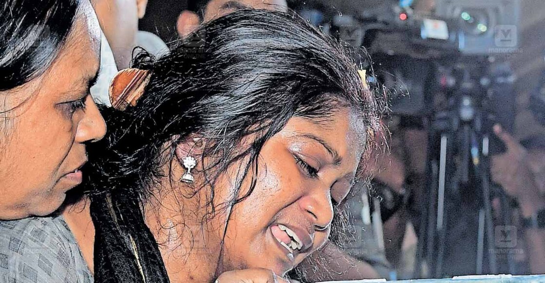 kuwait-fire കുവൈത്തിൽ താമസകേന്ദ്രത്തിലുണ്ടായ തീപിടിത്തത്തിൽ മരിച്ച മലപ്പുറം പുലാമന്തോൾ തിരുത്ത് സ്വദേശി എം.പി.ബാഹുലേയന്റെ ഭൗതികശരീരം വീട്ടിലെത്തിച്ചപ്പോൾ അരികെ കണ്ണീരോടെ ഭാര്യ പ്രവീണ. ചിത്രം: ഫഹദ് മുനീർ∙മനോരമ