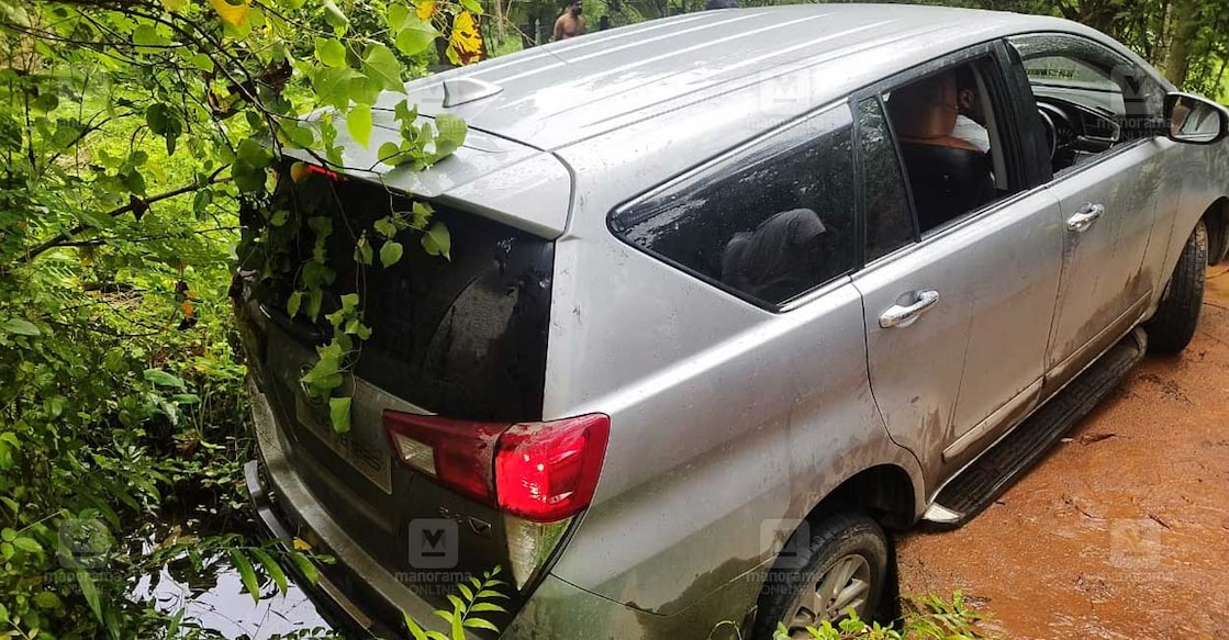 ചേർത്തല തണ്ണീർമുക്കം റോഡിൽ തോട്ടിൽ വീണ കാർ