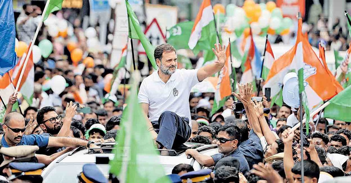 rahul-gandhi-6 മലപ്പുറം എടവണ്ണയിൽ നൽകിയ സ്വീകരണത്തിൽ പ്രവർത്തകരെ അഭിവാദ്യം ചെയ്യുന്ന രാഹുൽ ഗാന്ധി. ചിത്രം: മനോരമ