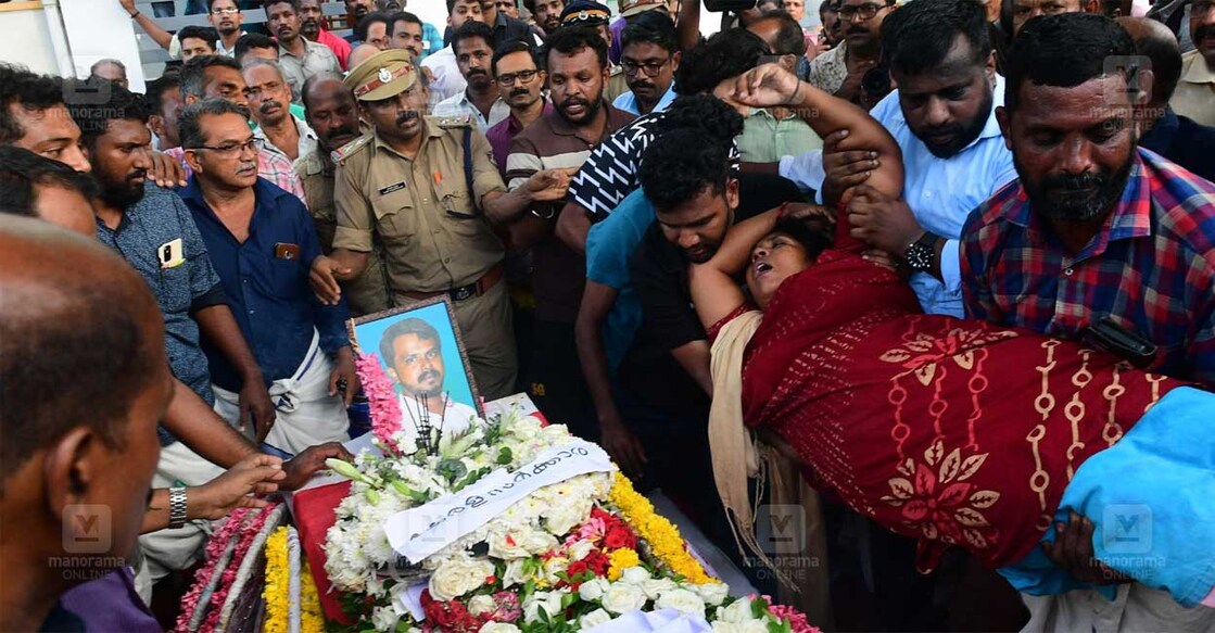 arun-babu-funeral തിരുവനന്തപുരം സ്വദേശി അരുൺ ബാബുവിന്റെ സംസ്കാരച്ചടങ്ങിൽനിന്ന് (ചിത്രം: മനോജ് ചേമഞ്ചേരി ∙ മനോരമ)