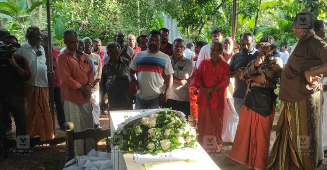ശ്രീജേഷിന്റെ മൃതദേഹം വീട്ടിലെത്തിച്ചപ്പോൾ. ചിത്രം: മനോജ് ചേമഞ്ചേരി ∙ മനോരമ