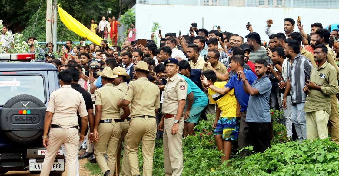 രേണുകസ്വാമിയെ കൊലപ്പെടുത്തിയ സ്ഥലത്തേക്ക് നടൻ ദർശനെ കൊണ്ടുവരുമ്പോൾ തടിച്ചുകൂടിയ ആൾക്കൂട്ടം (പിടിഐ ചിത്രം)