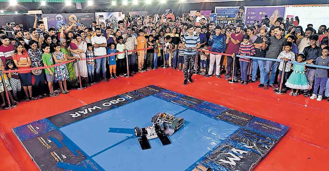 manorama-online-roboverse-vr-expo എറണാകുളം കടവന്ത്ര രാജീവ് ഗാന്ധി ഇൻഡോർ സ്റ്റേഡിയത്തിൽ നടക്കുന്ന മനോരമ ഓൺലൈൻ ‘റോബോവേഴ്സ് വിആർ’ എക്സ്പോയിലെ ‘റോബോ വാർ’ കാണുന്നവർ ചിത്രം: മനോരമ