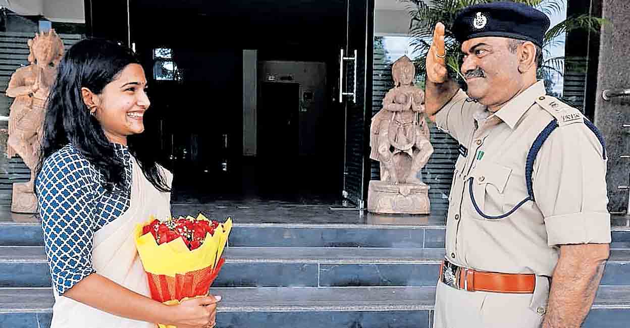 അച്ഛന്റെ സല്യൂട്ട്; മനം നിറഞ്ഞ് മകൾ – IPS father salutes IAS trainee ...