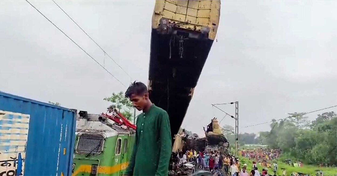 ബംഗാളിൽ ട്രെയിനുകൾ കൂട്ടിയിടിച്ചുണ്ടായ അപകടത്തിന്റെ ദൃശ്യം (പിടിഐ ചിത്രം)