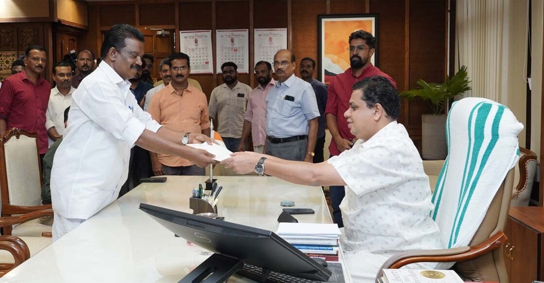 minister-k-radhakrishnan-resigns മന്ത്രി കെ.രാധാകൃഷ്ണൻ നിയമസഭാ സ്പീക്കർക്ക് രാജി സമർപ്പിക്കുന്നു.