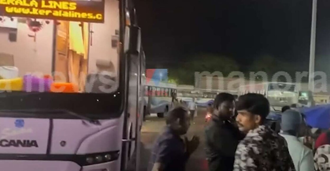 bus-2006 തിരുവനന്തപുരം– ബെംഗളൂരു ബസ് തമിഴ്നാട്ടിൽ മോട്ടർ വാഹന വകുപ്പ് അധികൃതർ തടഞ്ഞപ്പോൾ