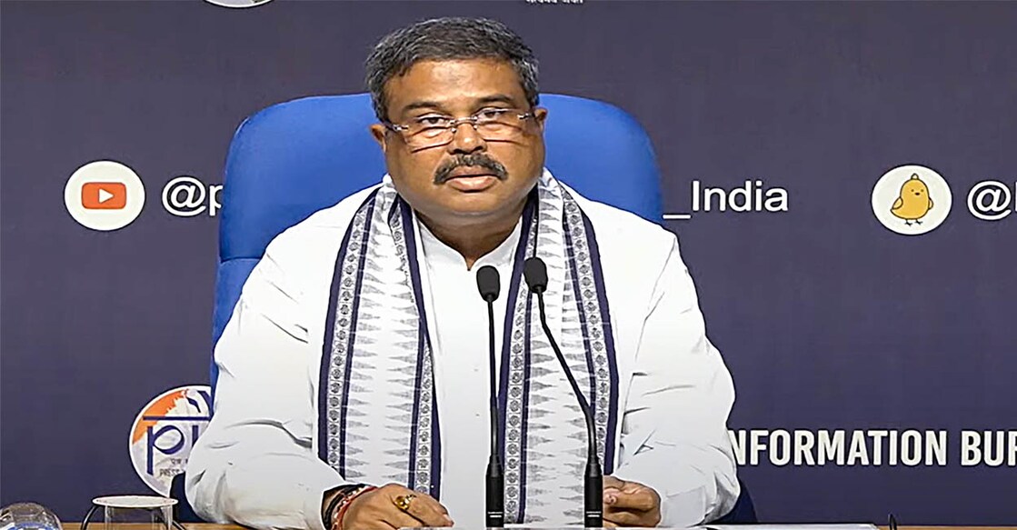 dharmendra-pradhan-54 ധർമേന്ദ്ര പ്രധാൻ വാർത്താസമ്മേളനം നടത്തുന്നു (PTI Photo)