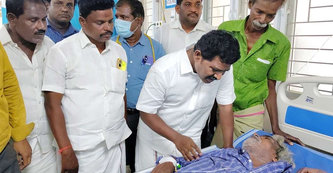 kallakurichi-illicit-liquor-2006 കള്ളക്കുറിച്ചിയിലെ വ്യാജമദ്യ ദുരന്തത്തിന് ഇരയായ ആളെ ആശുപത്രിയിൽ സന്ദർശിക്കുന്നവർ (PTI Photo) (PTI06_19_2024_000279A)