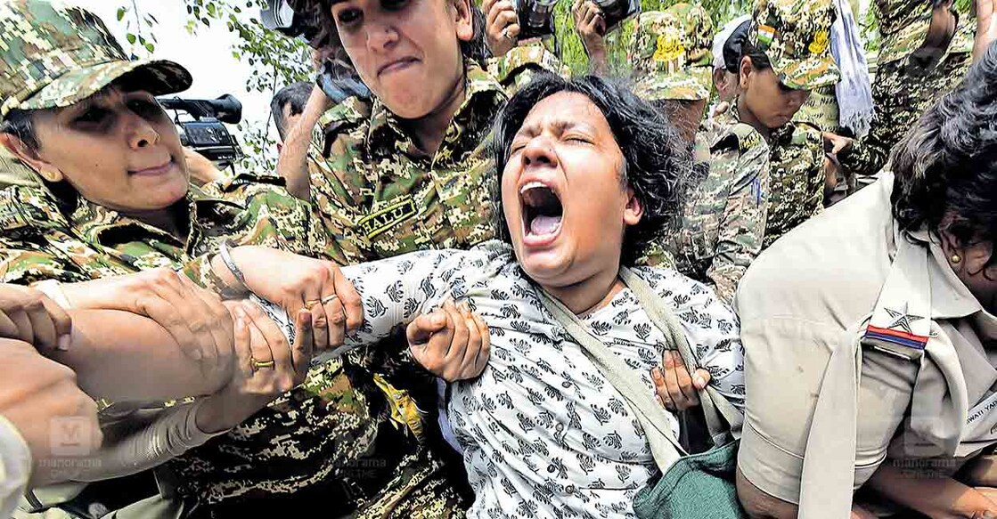 പ്രതിഷേധത്തീ: നീറ്റ്–യുജി പരീക്ഷാഫലങ്ങളിൽ ക്രമക്കേട് ആരോപിച്ച് വിവിധ വിദ്യാർഥിസംഘടനകൾ ഡൽഹിയിലെ കേന്ദ്ര വിദ്യാഭ്യാസ മന്ത്രാലയത്തിനു മുന്നിൽ നടത്തിയ പ്രതിഷേധത്തിൽ പങ്കെടുത്ത പ്രവർത്തകയെ അറസ്റ്റ് ചെയ്തു നീക്കുന്നു. ചിത്രം: രാഹുൽ ആർ.പട്ടം / മനോരമ