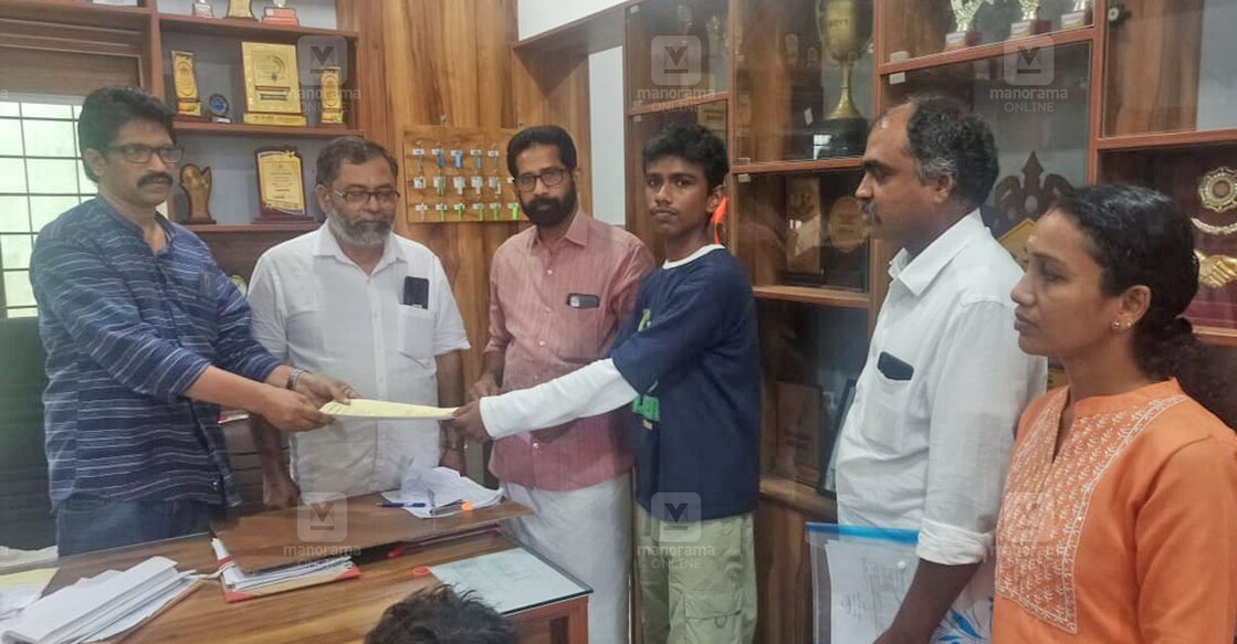 പേരാമ്പ്ര സ്കൂളിൽ അർജുൻ കൃഷ്ണ അഡ്മിഷൻ എടുത്തപ്പോൾ