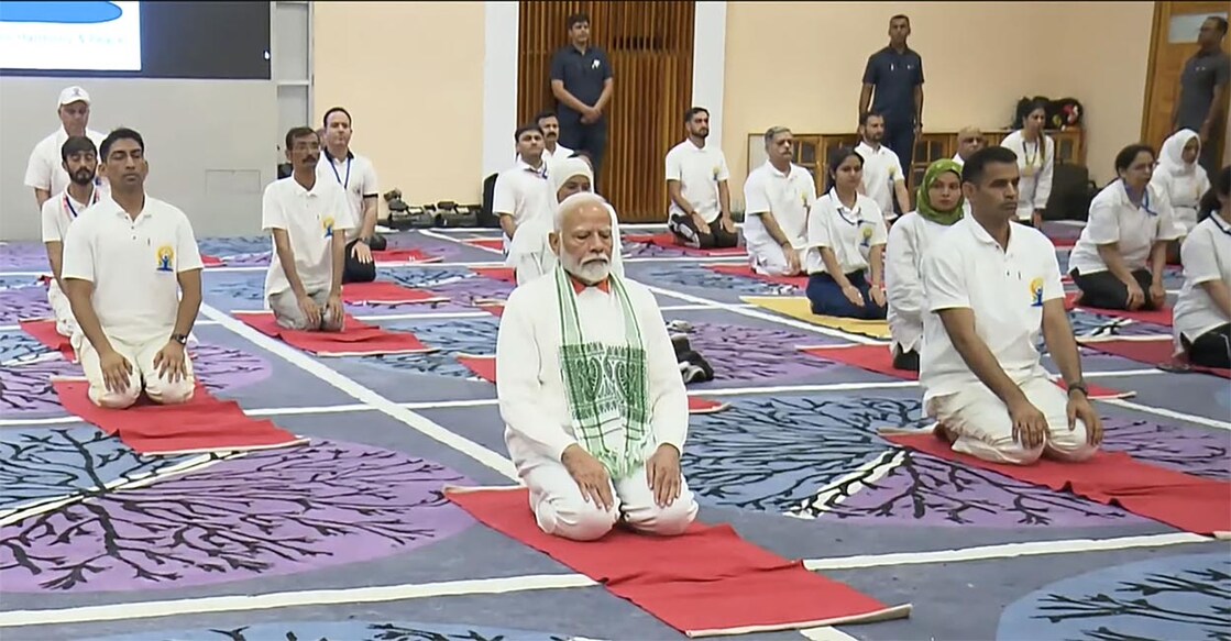 pm-modi-yoga-srinagar ശ്രീനഗറിൽ പ്രധാനമന്ത്രി നരേന്ദ്ര മോദി യോഗാഭ്യാസം നടത്തുന്നു (PTI Photo)